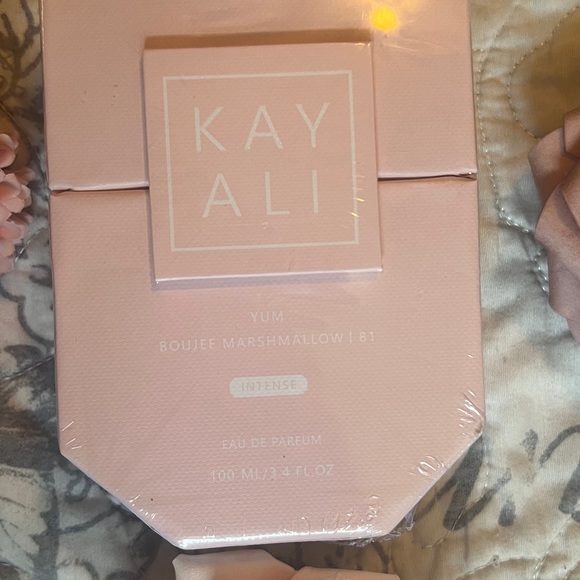 Kayali Yum Boujee Marshmallow 81 - Picture 3 of 5